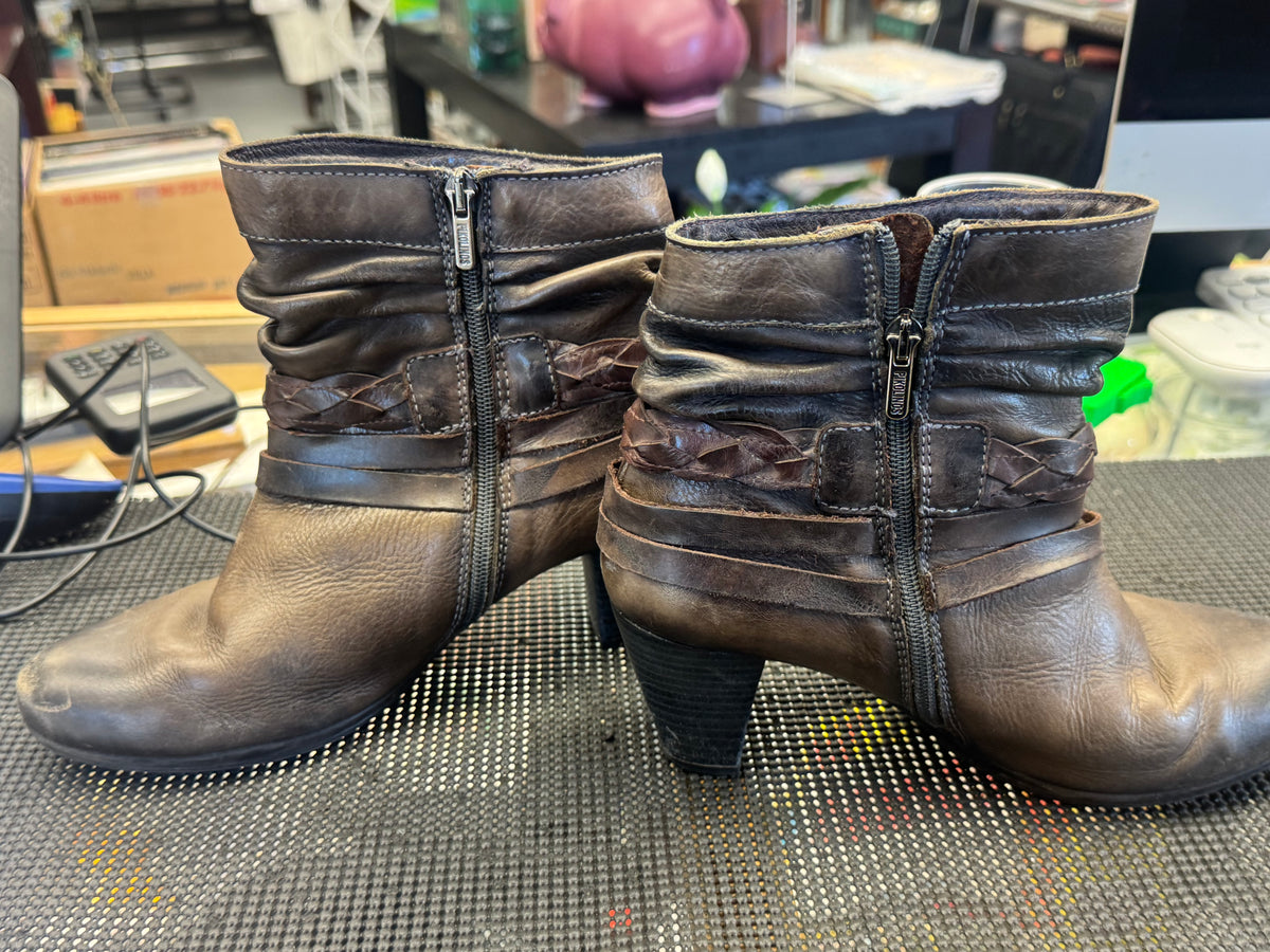 Woman's Shoes Size 8.5US - Brown Leather Boots