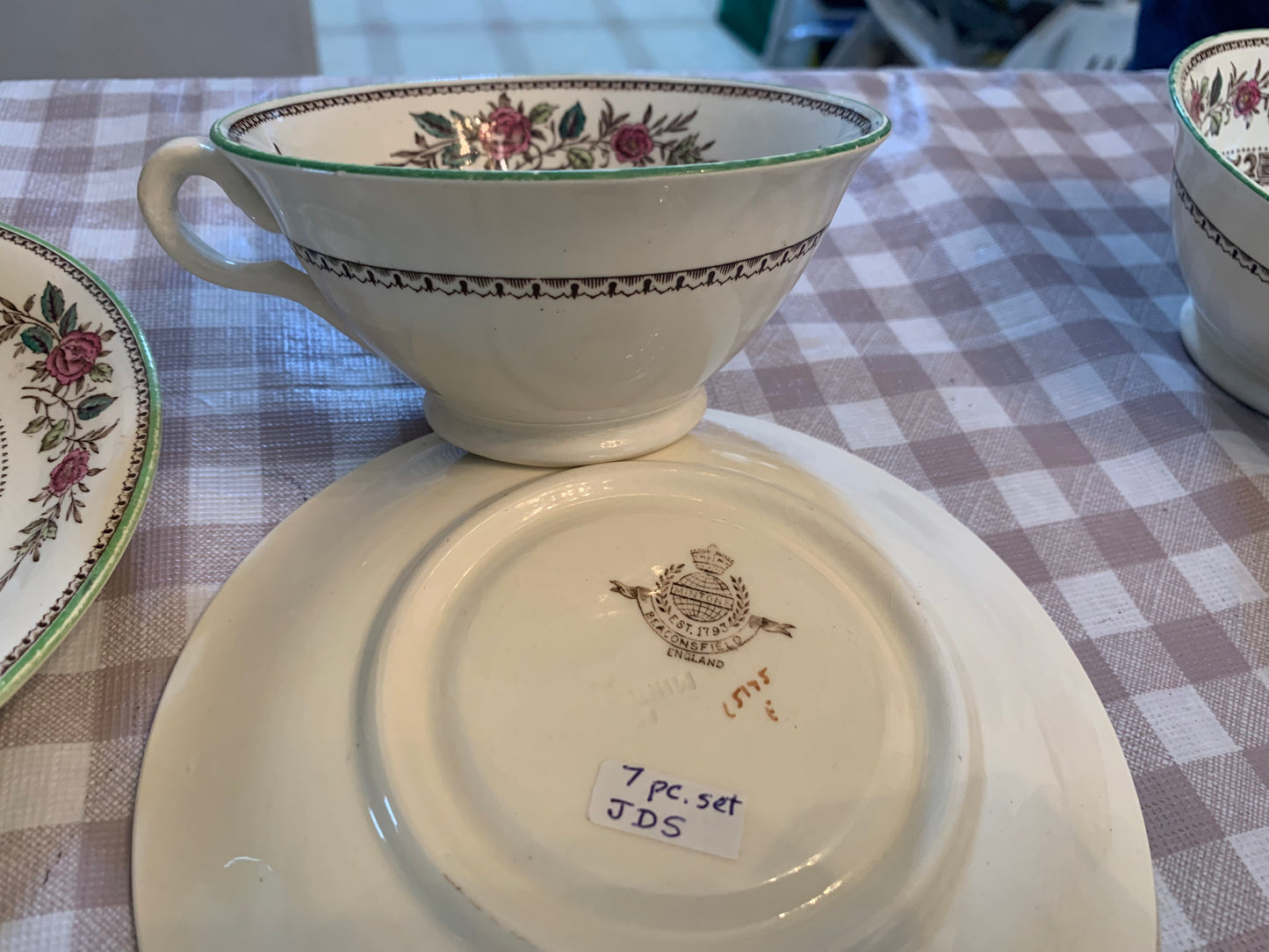 Royal Doulton Cups & Saucers (box 18)