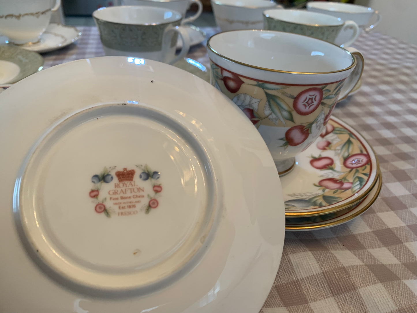 Royal Doulton Cups & Saucers (box 18)