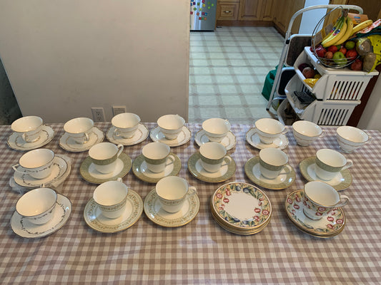 Royal Doulton Cups & Saucers (box 18)