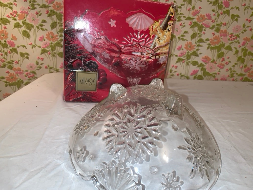 Mikasa Snowflake Frost Bowl (footed)