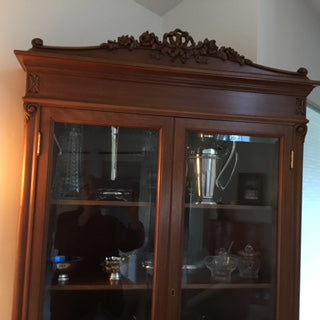 Stunning French Lui XVI Walnut cabinet