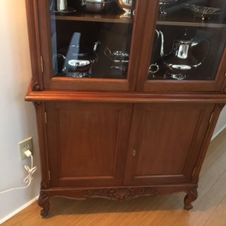 Stunning French Lui XVI Walnut cabinet